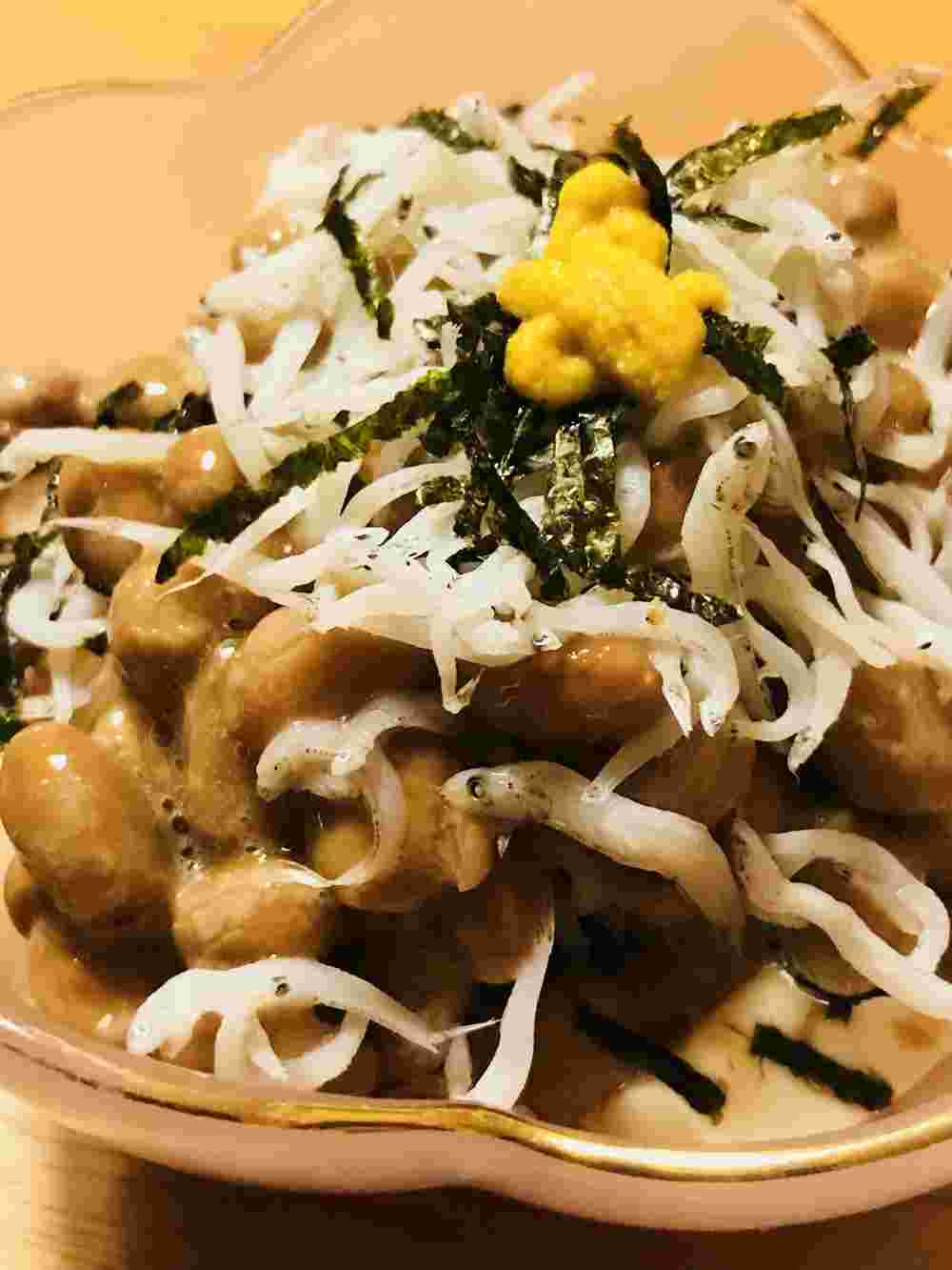 納豆としらすの絹ごし豆腐を使った冷や奴