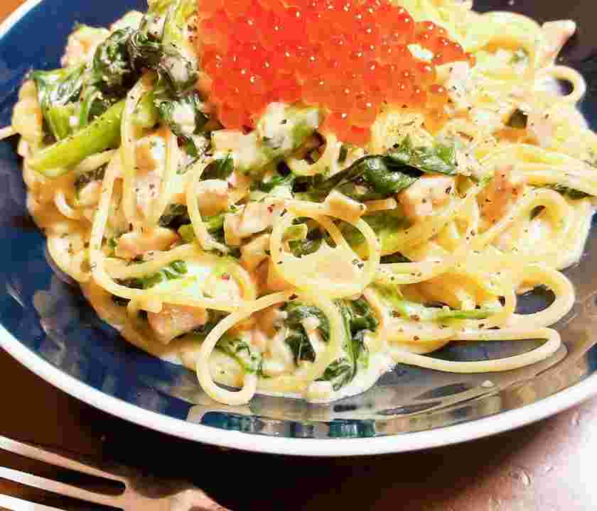 冷凍ほうれん草とサーモンのクリームパスタ