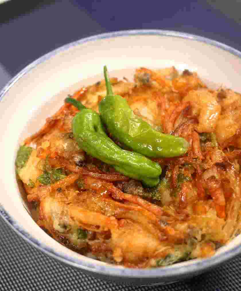 むきエビを使った海鮮かき揚げ丼