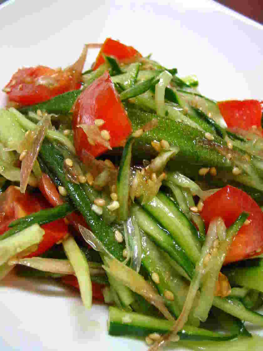きゅうりとみょうがを使った夏野菜のごま油和え