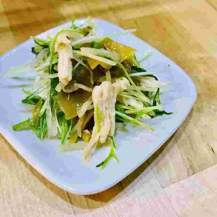 付け合わせメニューのザーサイと蒸し鶏の和え物