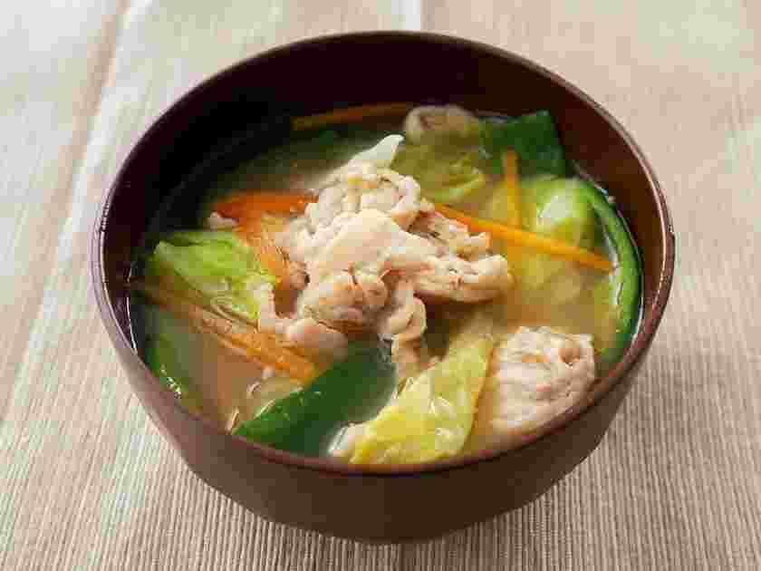 キャベツとピーマンを使った肉野菜炒めみそ汁