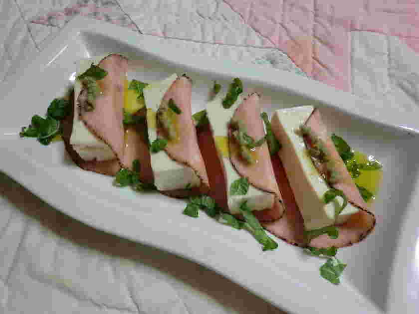 塩豆腐をパストラミビーフで巻いたおつまみ