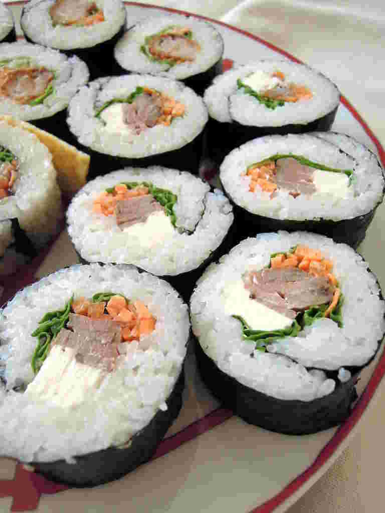 パストラミビーフを巻いた酢飯海苔巻き