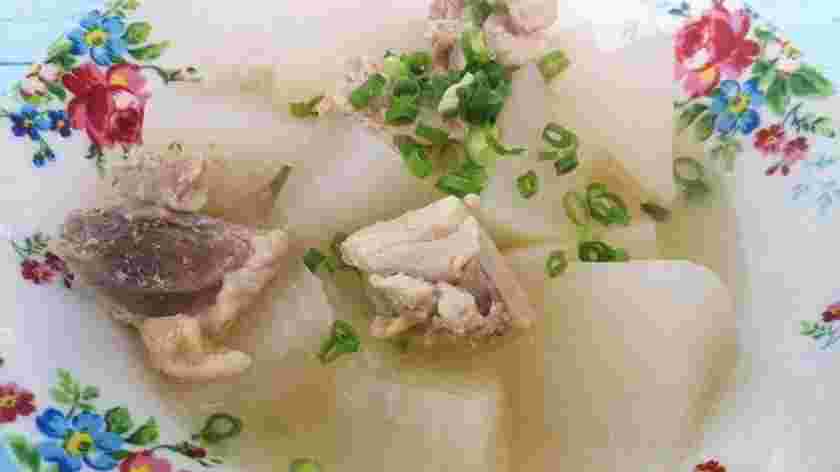 炊飯器で作った大根と鶏肉の塩にんにくスープ