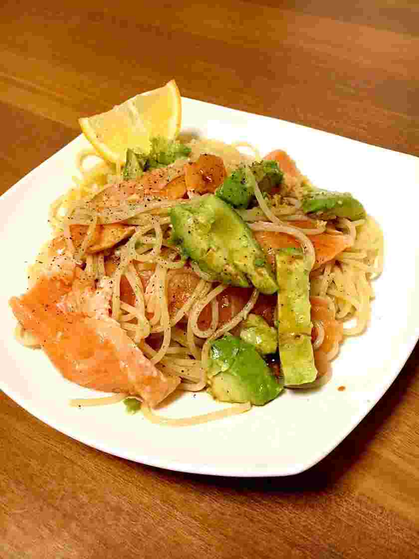 サーモンを使ったオイルアボカドパスタ
