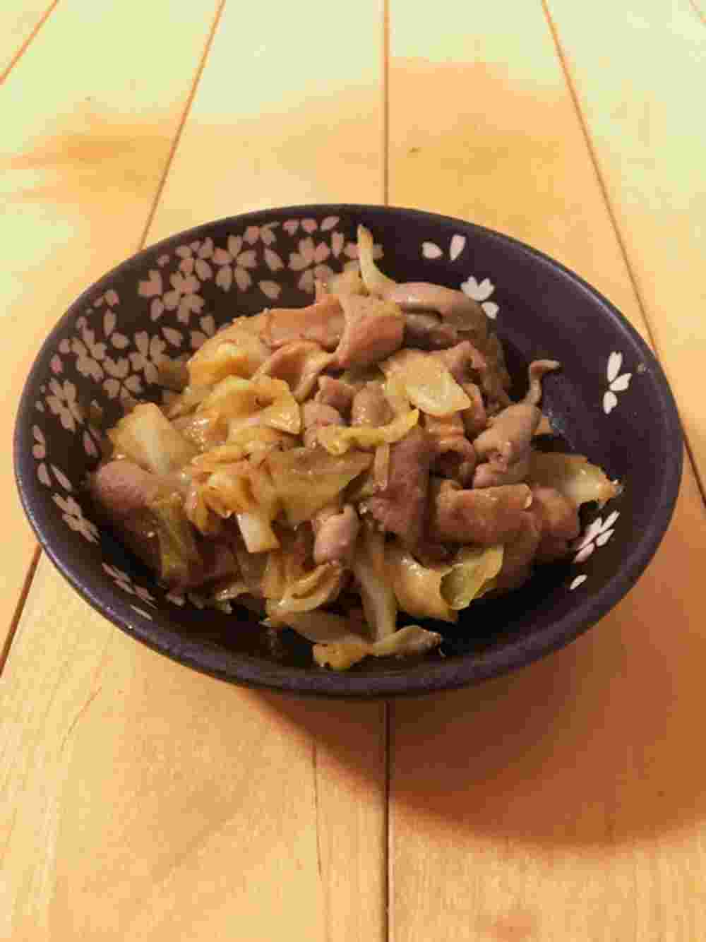 ごま油を使った豚もつとキャベツの味噌炒め
