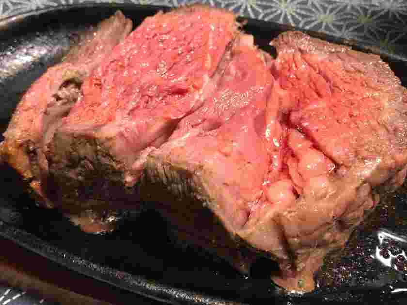 オーブンで焼いたローストビーフステーキ