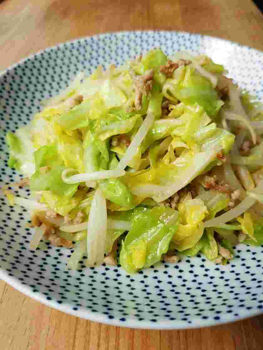キャベツともやしの豚ひき肉炒め