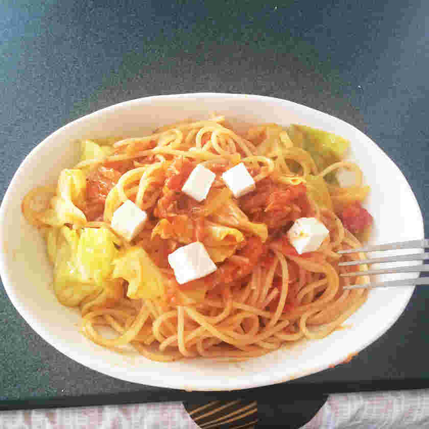 ツナとキャベツのトマトソースパスタ