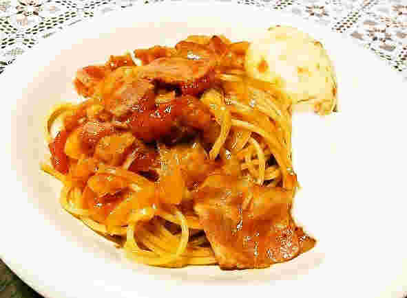 卵入りキャベツとベーコンのトマトパスタ