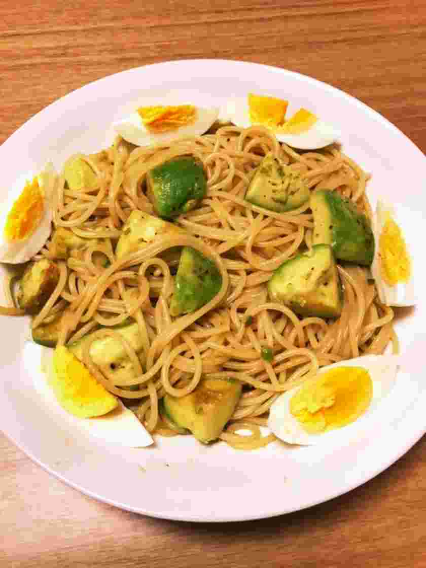 アボカドとゆで卵のバター醤油パスタ