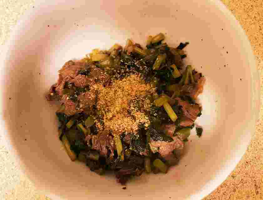ふきの葉と茎と牛肉を炒めたおかず