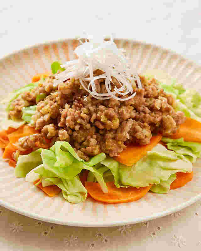 キャベツとにんじんの豚ひき肉味噌のっけサラダ