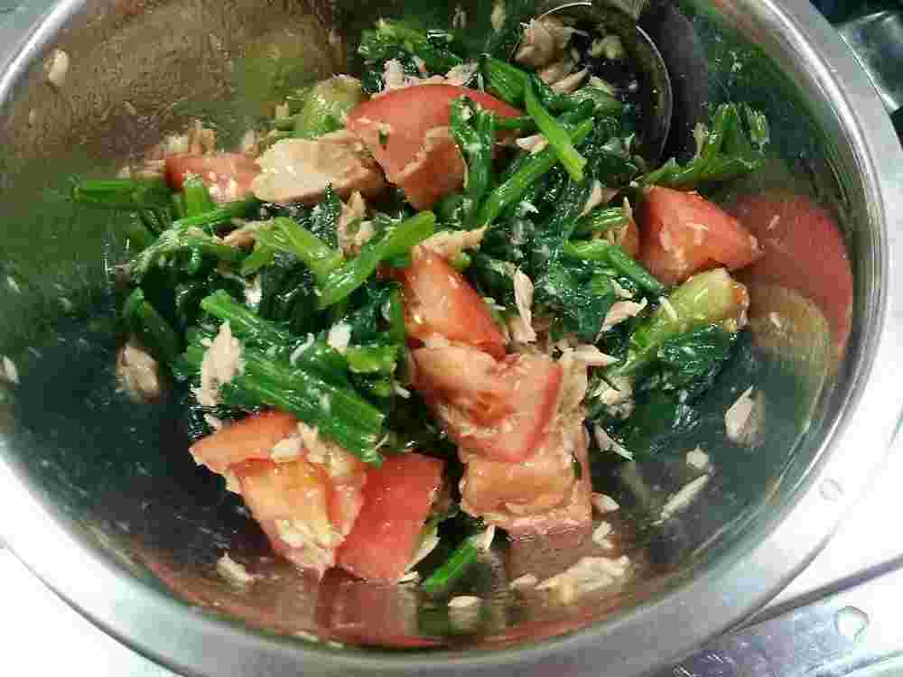 トマト缶を使った煮込みハンバーグに合う献立のほうれん草とシーチキンとトマトのサラダ