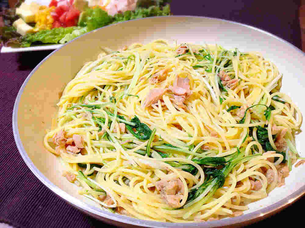トマト缶を使った煮込みハンバーグに合う献立の水菜とツナのパスタ