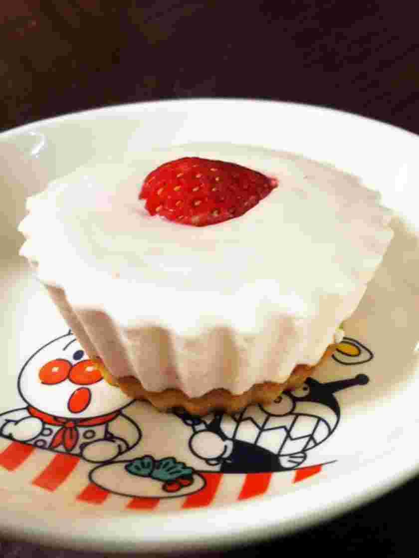 いちごのヨーグルトムースカップケーキ