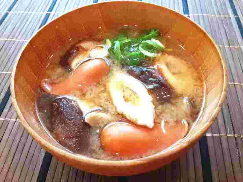 椎茸とウインナーとちくわで作る人気の味噌汁