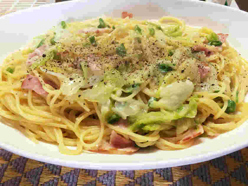 ベーコンとレタスと青ネギのクリームパスタ