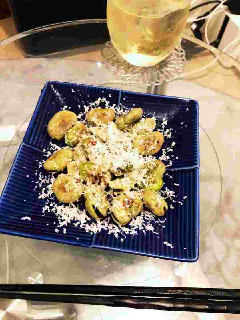 おつまみにおすすめ豆料理のそら豆のパルミジャーノがけ