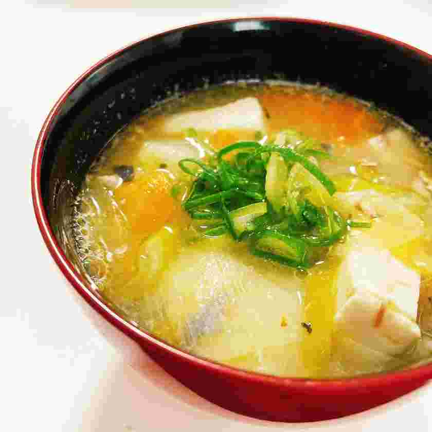 キャベツと豆腐を使ったサバ缶の味噌汁