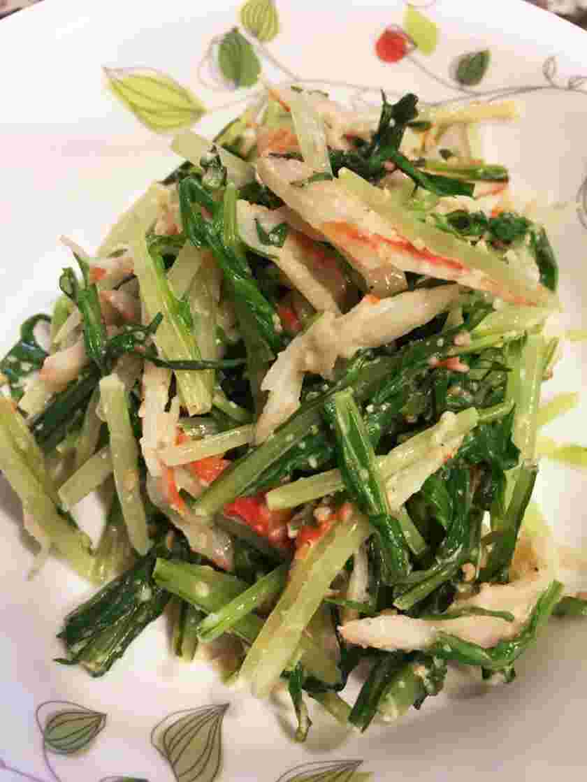 カニ料理の水菜の蟹カニの身入り和風サラダ
