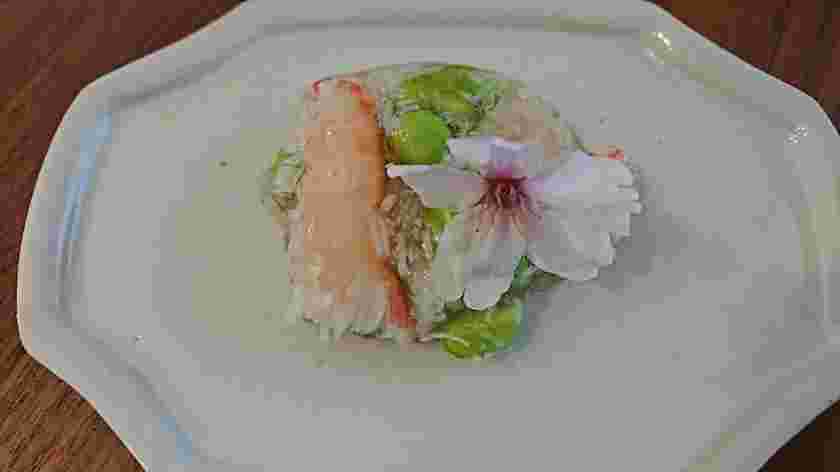 カニ料理のカニとホタテのゼリー寄せ