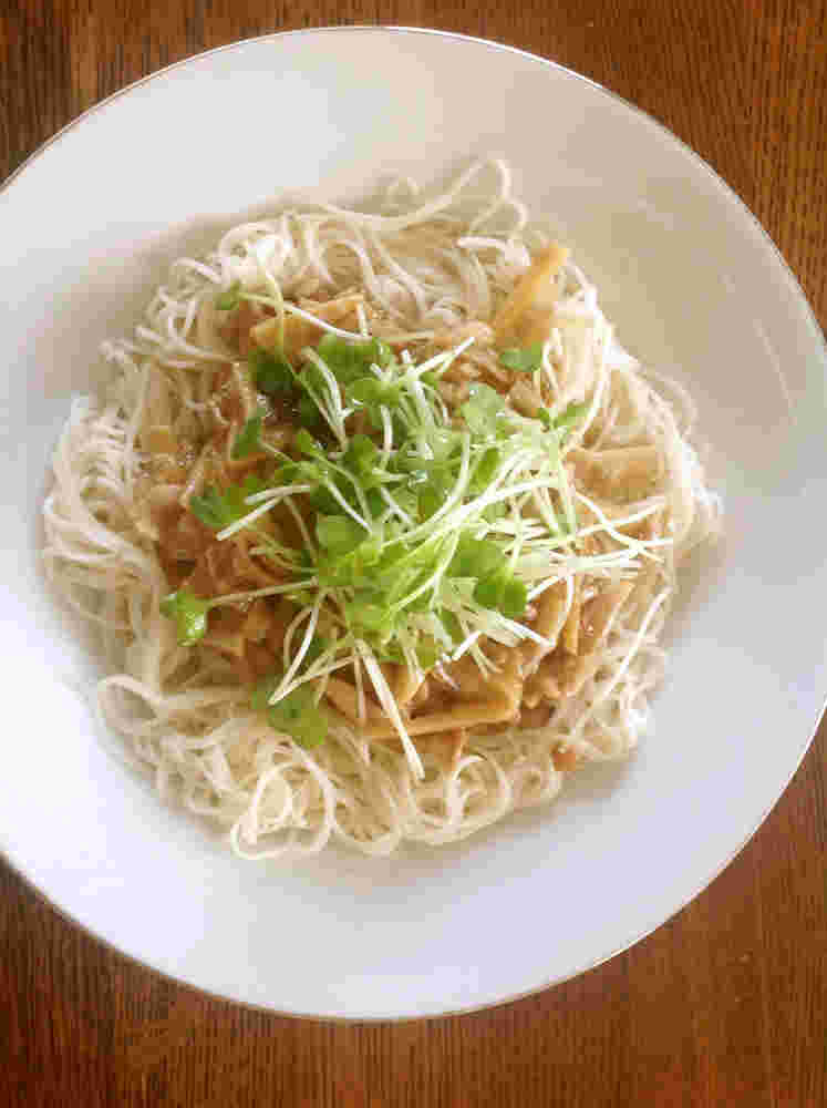 人気のエリンギとたけのこと豚肉の中華あんかけソバ