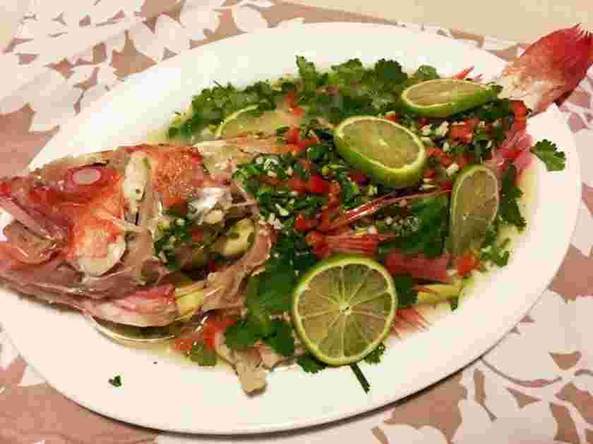 タイ料理の蒸し魚のライムソース