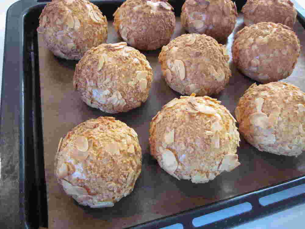焼き上がったクッキーシューの生地