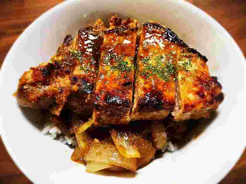 豚ロース肉を使った人気のジンジャーステーキ丼
