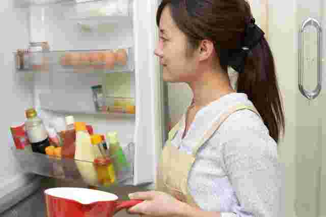 両開き冷蔵庫を開ける