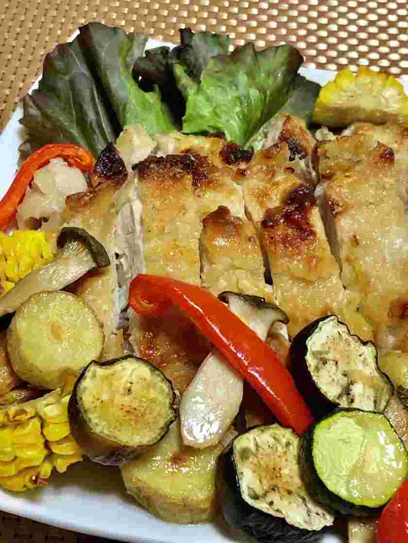 オーブンで焼いたレモン風味の鶏肉料理