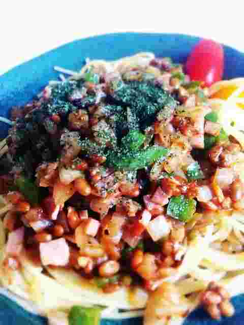 ハラペーニョソースを使ったガパオ風納豆パスタ