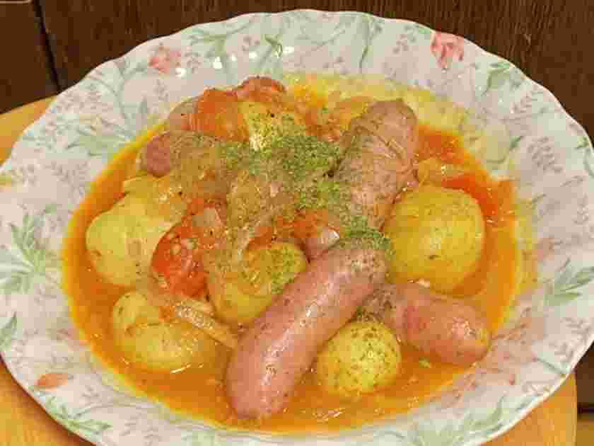 新じゃがいもとソーセージのトマト煮