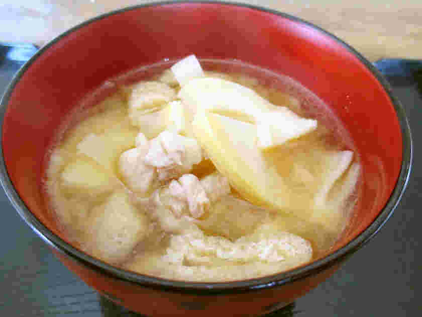たけのこと鶏皮の味噌汁