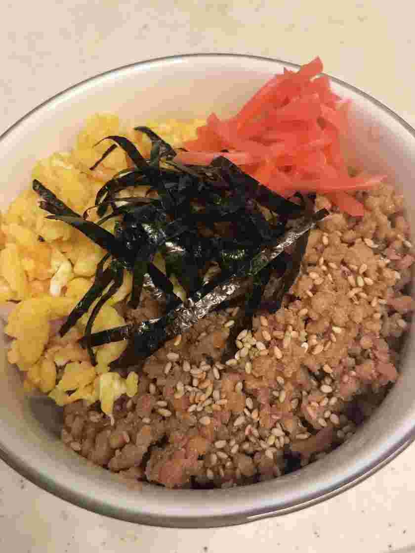 鶏肉を使ったそぼろ丼