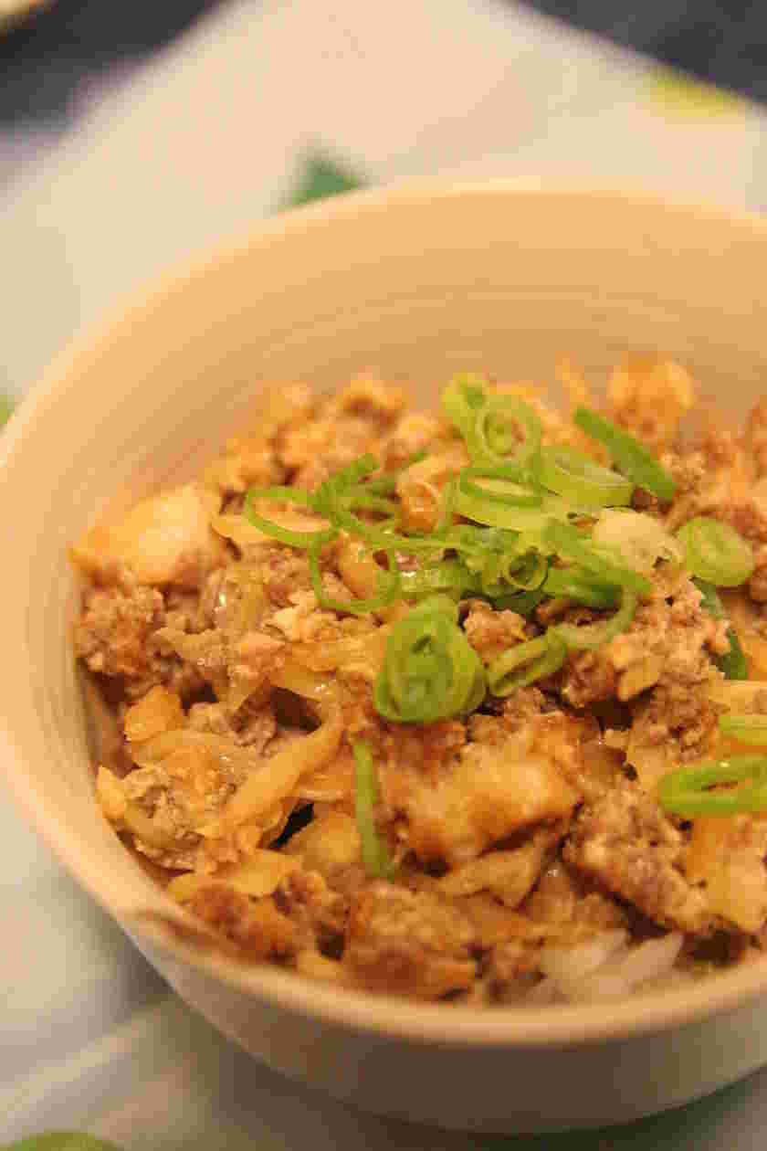 キャベツとしめじと卵のそぼろ丼