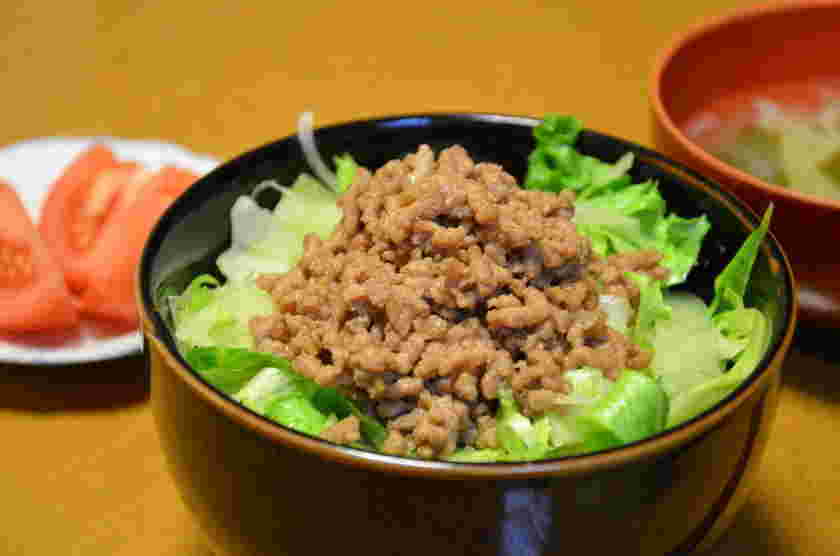 即席おかずに便利な牛ひき肉のにんにく生姜そぼろ