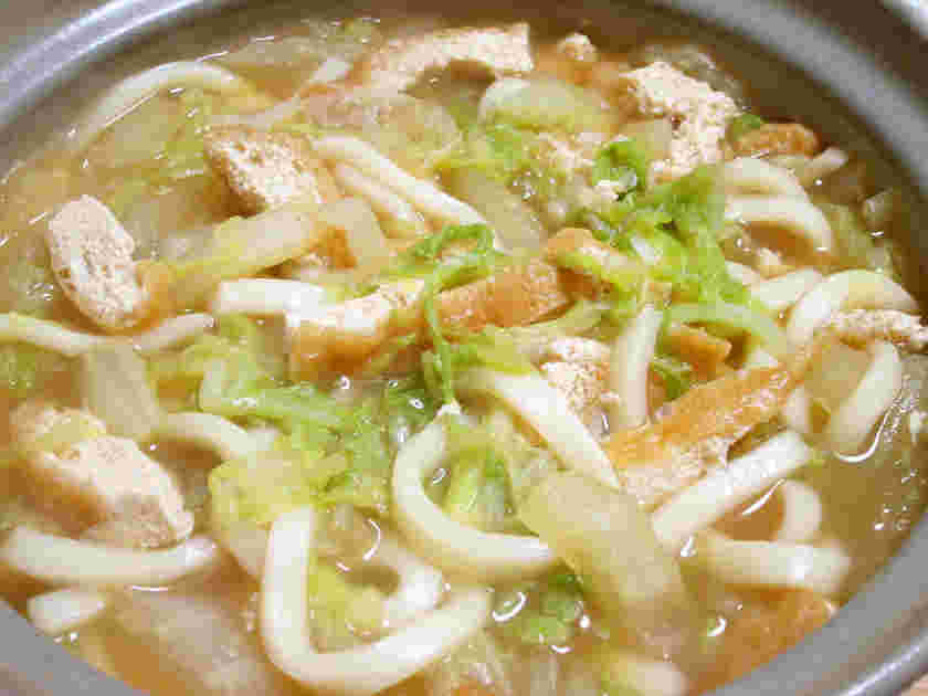 白菜と油揚げの温かい煮込みうどん