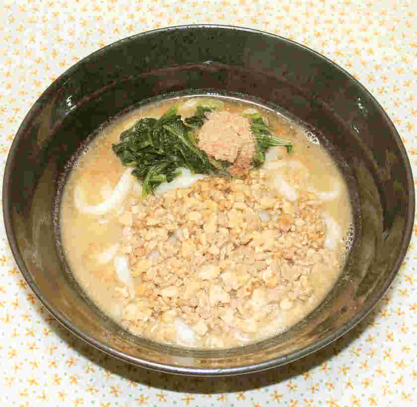 温かいそぼろのごま仕立てうどん
