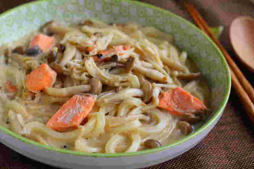 秋鮭とキノコの豆乳クリームうどん