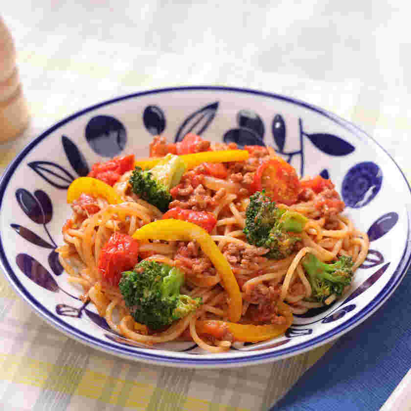 ミニトマトと彩り野菜のアマトリチャーナのパスタ