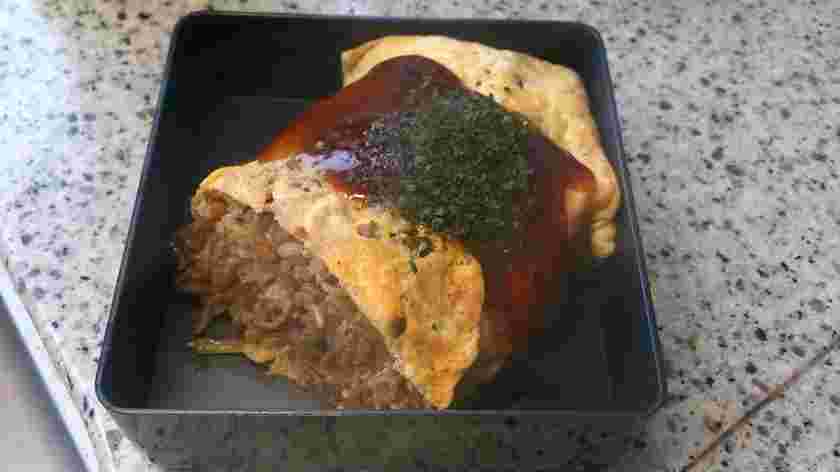 ホルモン焼きそばをアレンジしたオムそばめし