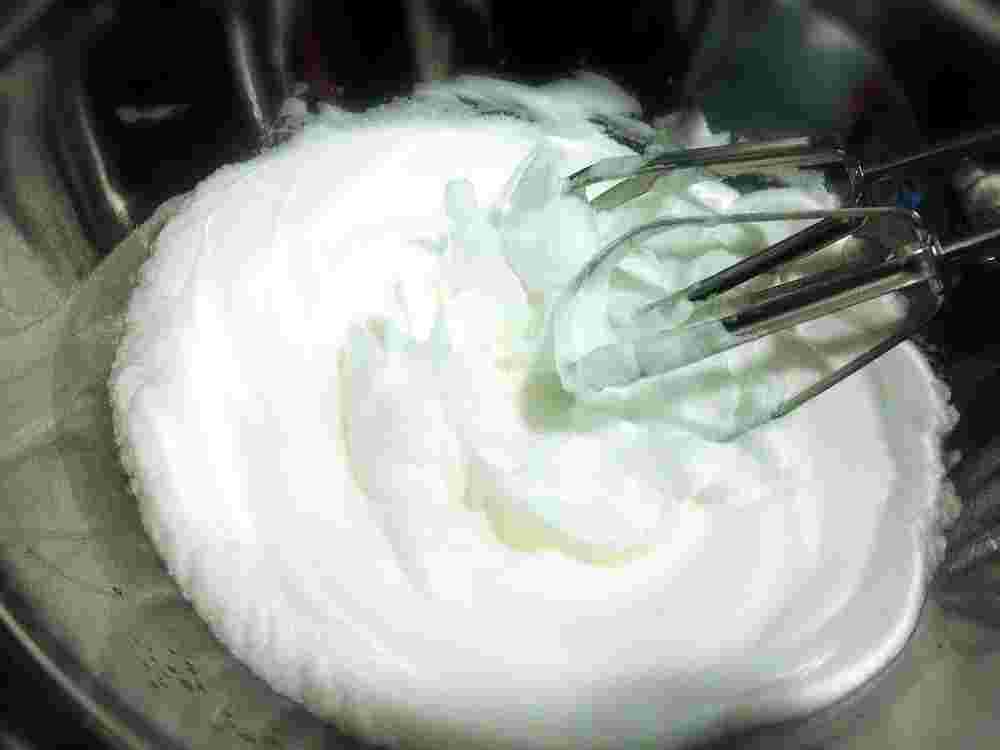 ホットケーキミックスを使ってスポンジケーキを作っている様子
