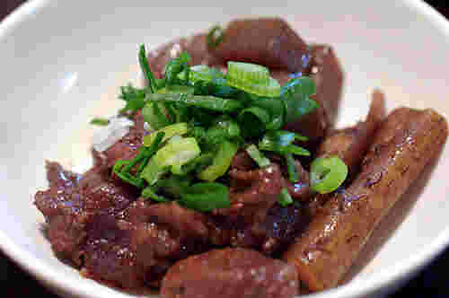 牛すじ肉とこんにゃく、若ごぼうの煮物