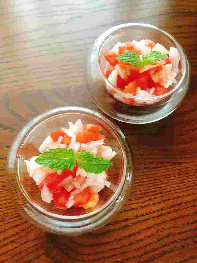トマトと玉ねぎのおしゃれなサラダ