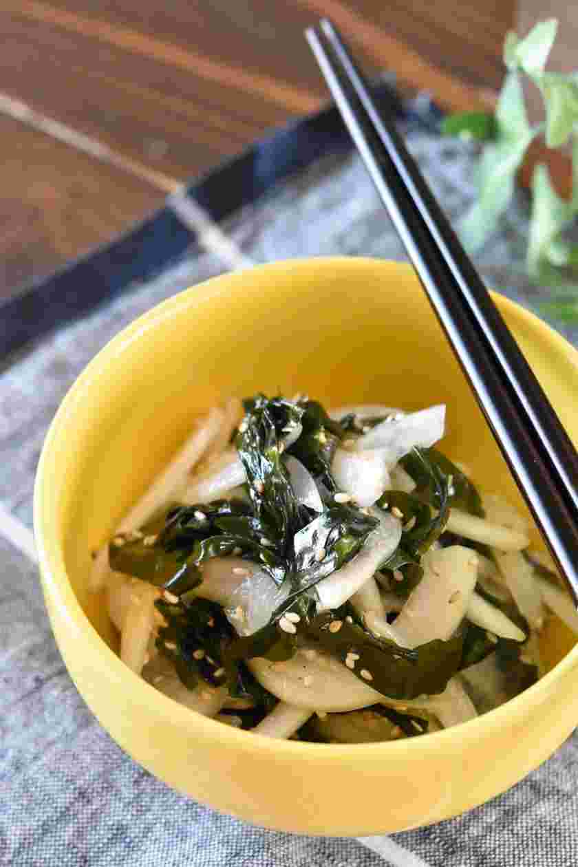 新玉ねぎとわかめのナムル