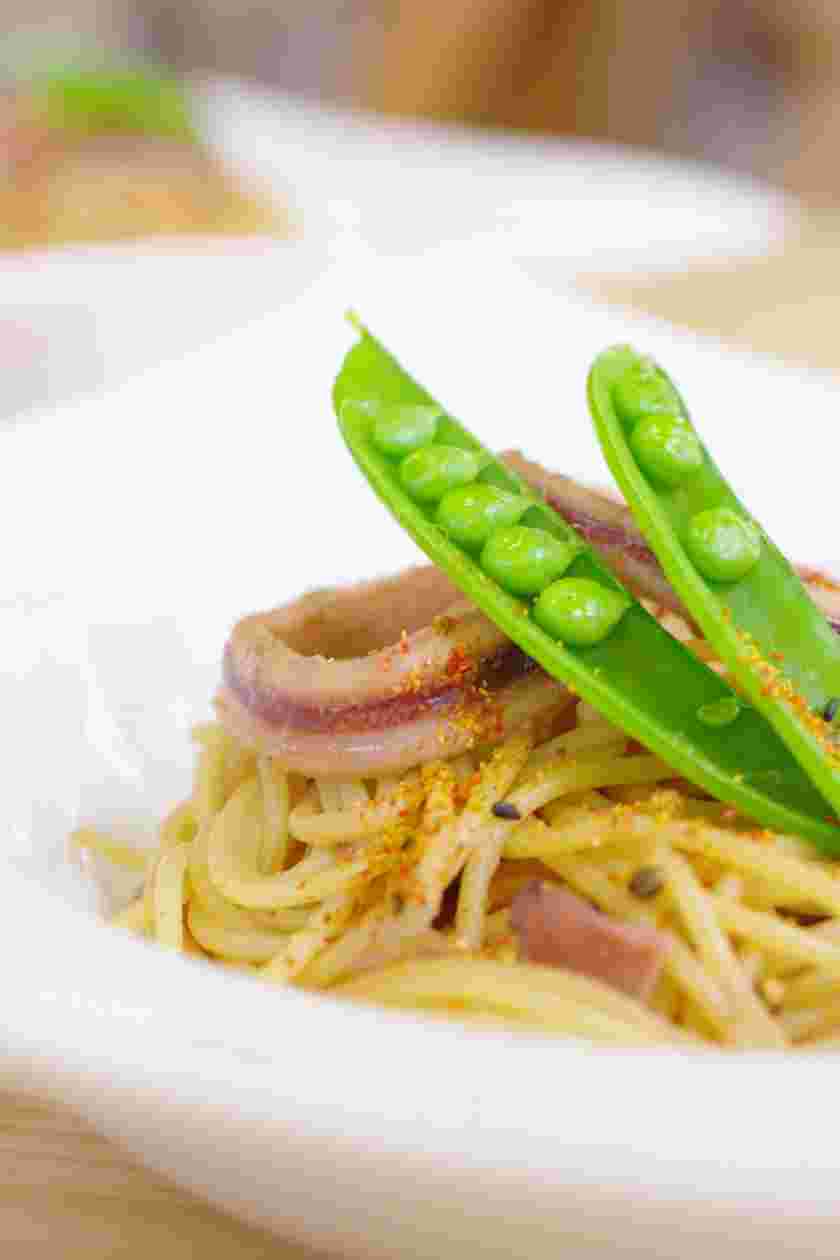 イカの沖漬けとスナップエンドウが入ったパスタ