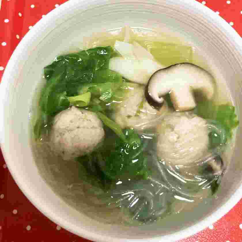 鍋キューブで作るレタスと春雨の肉だんごスープ